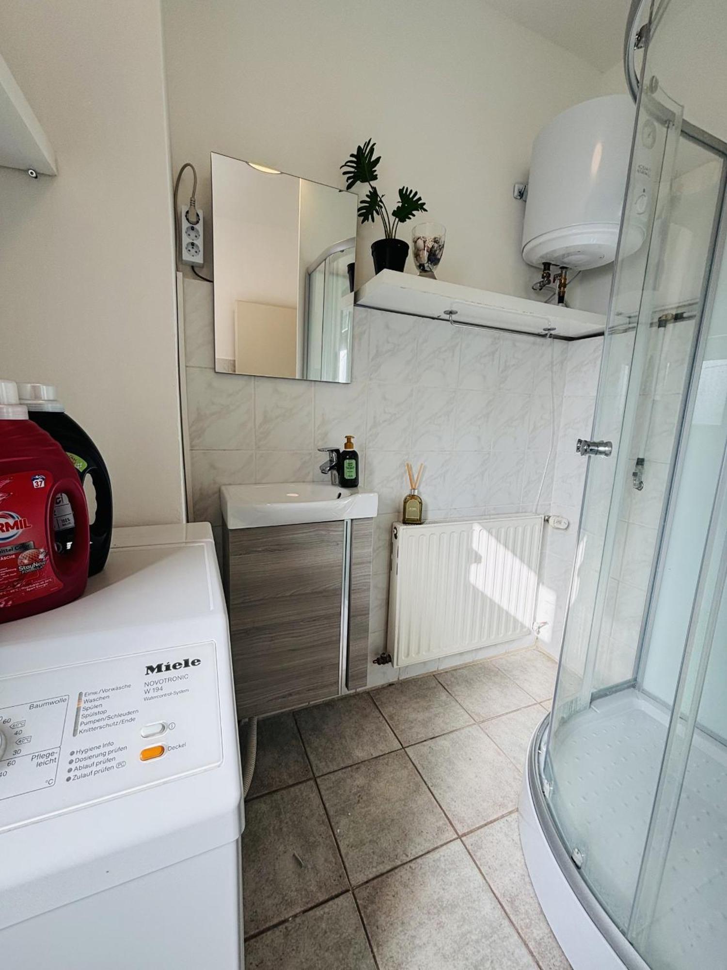 Workers Lodge Fuer 4-14 Pers, Parkplatz, Wlan, Einzelbetten Gundersheim Buitenkant foto